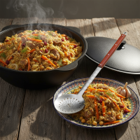 Original Usbekischer Kasan 8 L aus Gusseisen mit Aluminium-Deckel – Namangan Schwenktopf Dutch Oven Feuertopf für Camping Outdoor inkl. Schöpfkelle Schaumlöffel