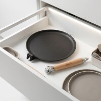 Premium Crêpepfanne aus Gusseisen 24 cm Induktion mit abnehmbarem Holzgriff – hochwertige unbeschichtete Pfannkuchenpfanne flach backofenfest für alle Herdarten