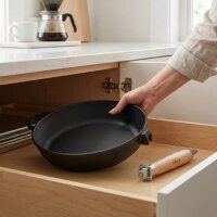 Premium Gusseisenpfanne 26 cm tief Induktion mit abnehmbarem Holzgriff und Glasdeckel – hochwertige unbeschichtete Gusspfanne backofenfest für alle Herdarten